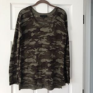 Adorable camouflage sweater 💚💚